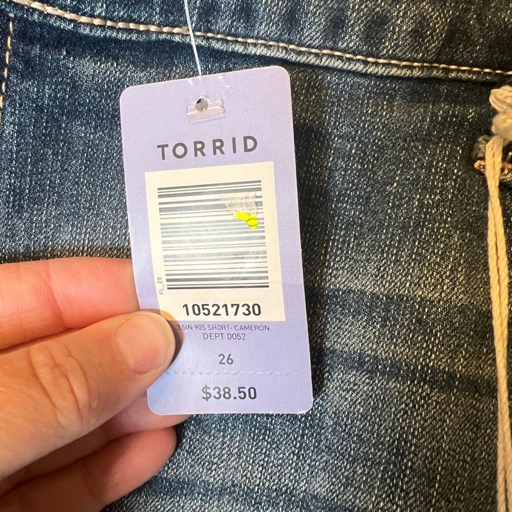 NWT Torrid Mid-Rise Cuffed Denim Shorts Vintage Stretch Medium Wash 26 - Picture 5 of 7